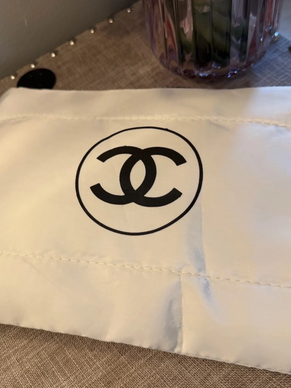CC White Quilted Tote Bag with black halo Logo zipper pull - Picture 4 of 7